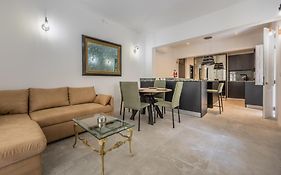 Traditional 2Br Stylish Townhouse With Maltese Balcony - Close To Triton Fountain Valletta, Sliema & Saint Julians